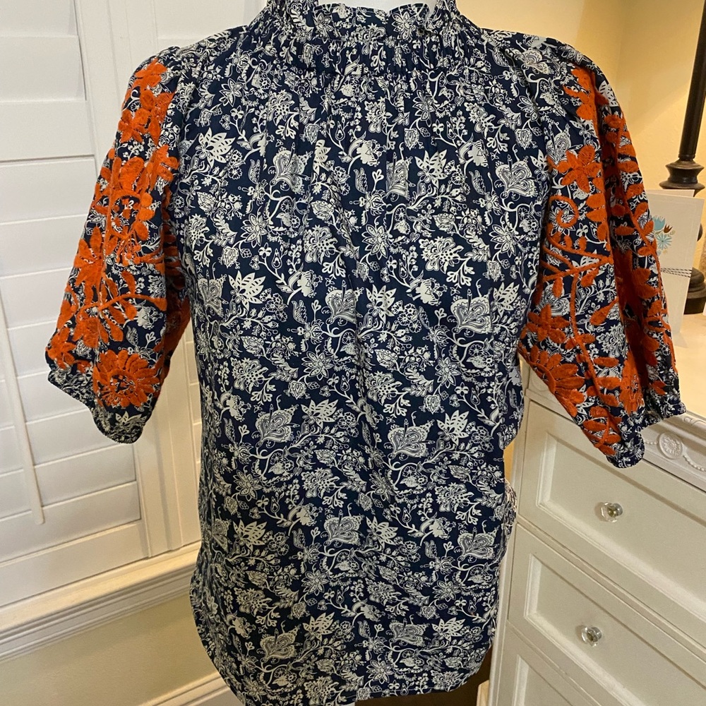This is an absolutely gorgeous top that needs a good home (THML-Social Threads)